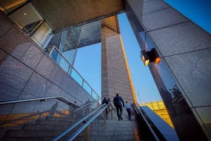 montée d'escalier d'un immeuble moderne